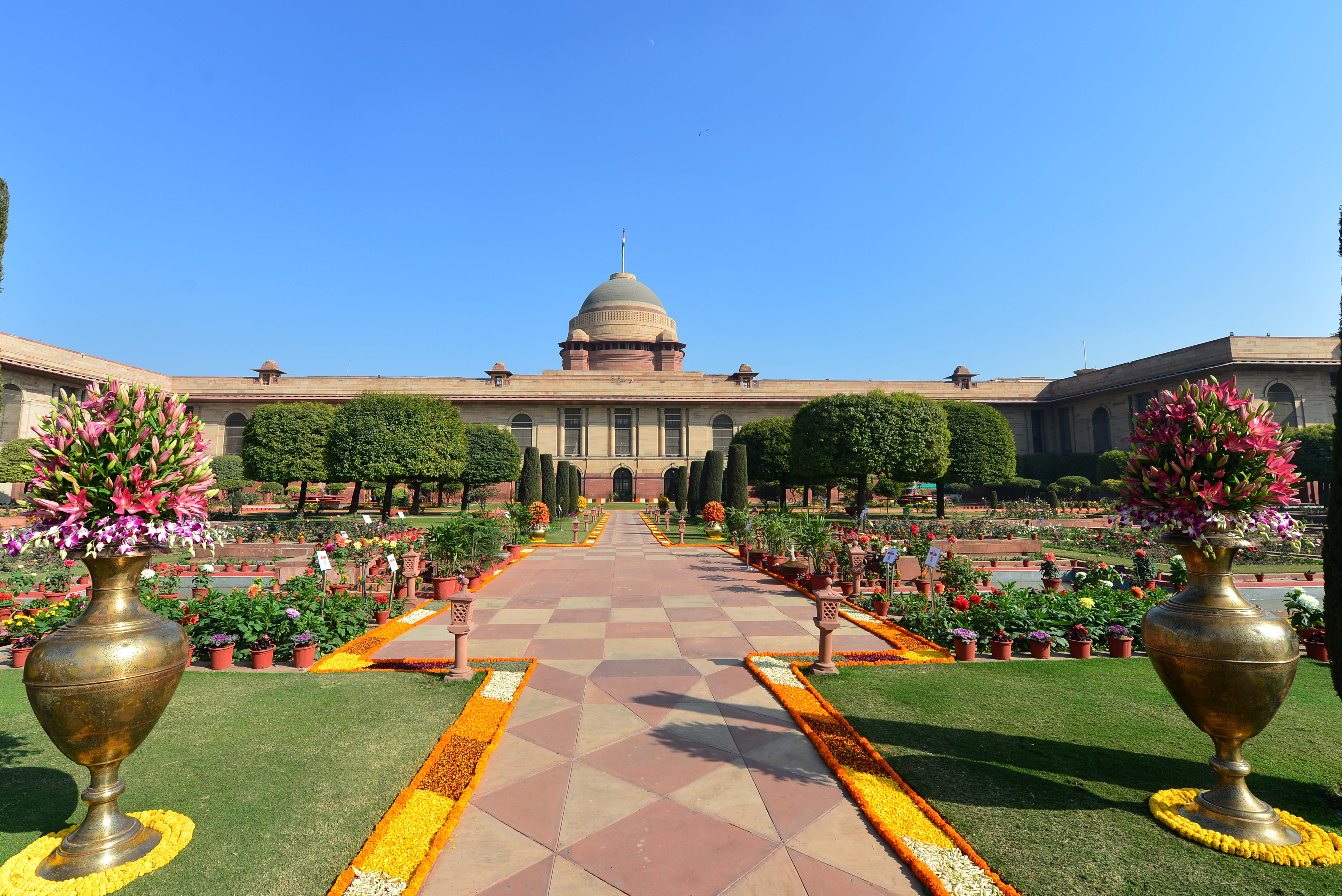 राष्ट्रपति भवन में मुगल गार्डन को अब अमृत उद्यान के नाम से जाना जायेगा